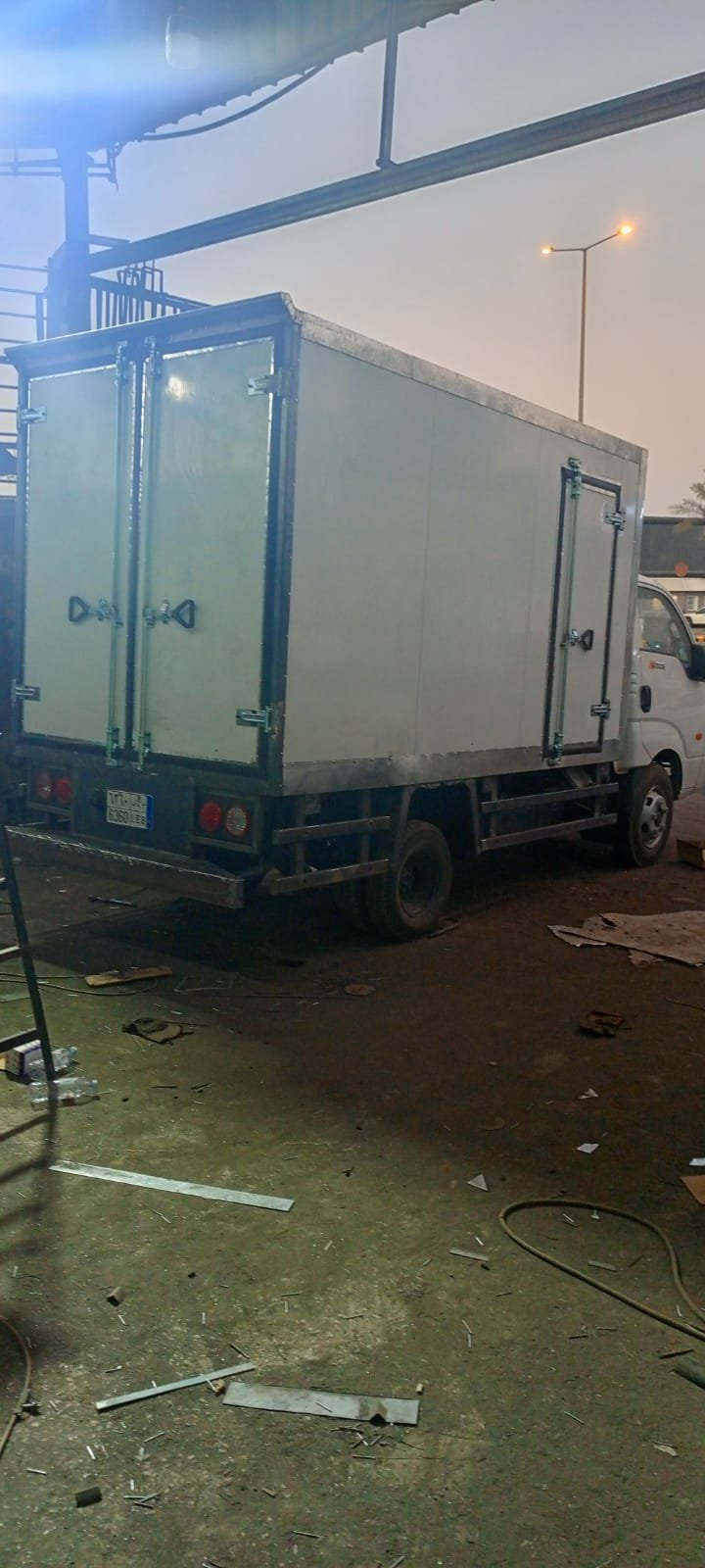 خدمات نقل عفش باستخدام دينا سطحة، حلول مثالية لراحتك.