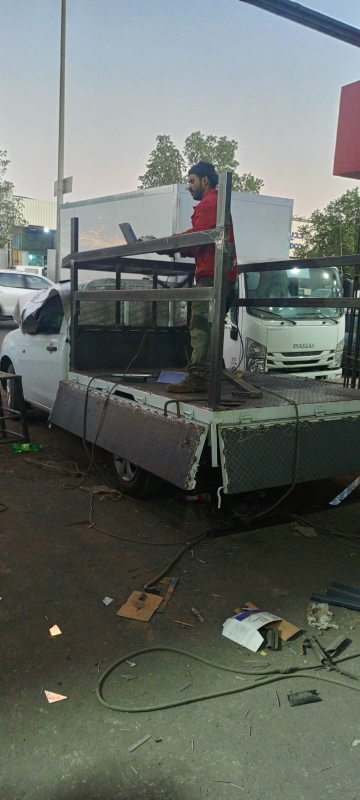 سطحة دينات ايسوزو لنقل الأثاث بخدمة سريعة ومميزة.