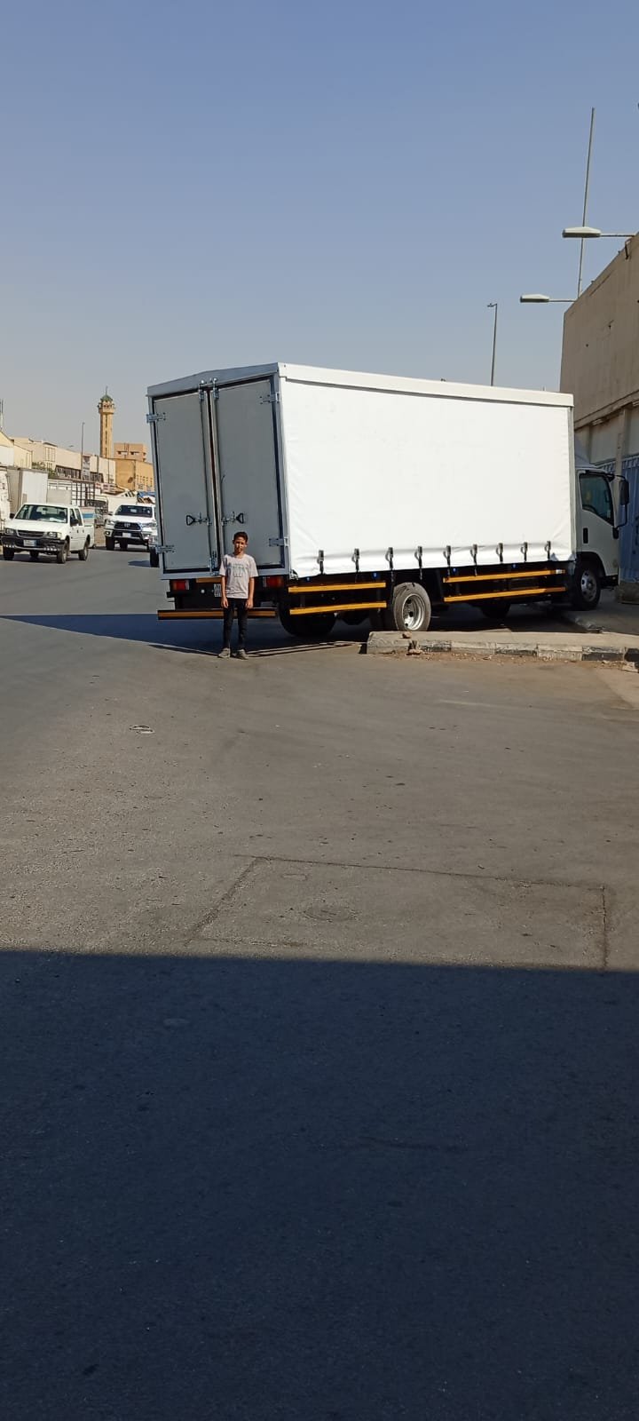 سطحة دينات ايسوزو لنقل العفش في أسرع وقت وأعلى أمان.